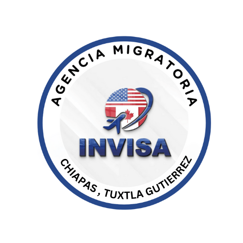Logotipo para Agencia Migratoria INVISA en Chiapas, Tuxtla Gutiérrez. El logotipo circular presenta banderas de Canadá y Estados Unidos en el centro con un ícono de avión azul. En la parte superior está escrito "AGENCIA MIGRATORIA" y en la parte inferior "CHIAPAS, TUXTLA GUTIERREZ". Expertos en visas y asesoramiento migratorio.